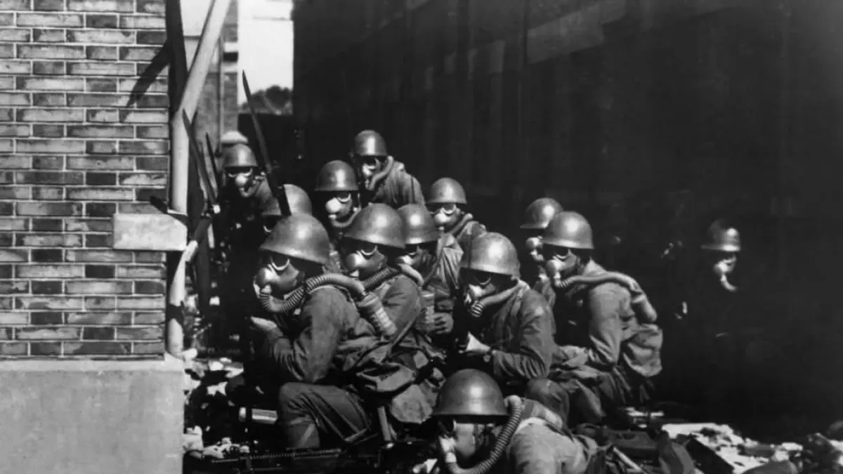 Tentara Jepang saat invasi ke Shanghai, China.