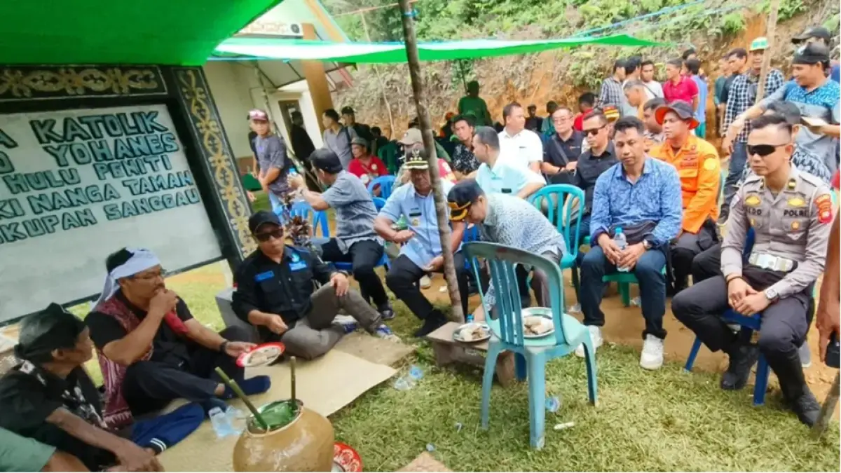 Warga menggelar ritual adat Mudas Buang Pamali Kampong di Desa Tapang Tingang, Kecamatan Nanga Taman, Kabupaten Sekadau usai insiden helikopter PK-CFX yang jatuh di wilayah tersebut, pada Jumat (24/2). (DOK POLRES SEKADAU)