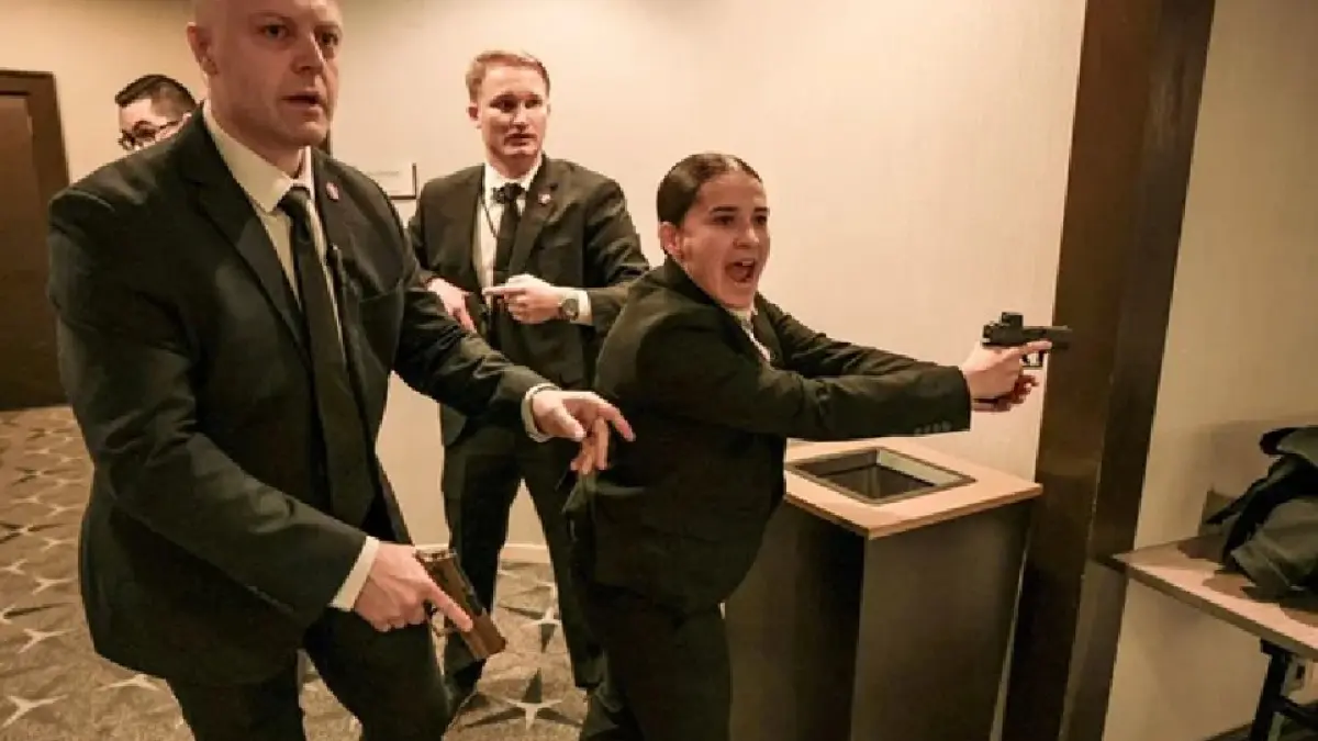 Petugas keamanan saat insiden terjadi.