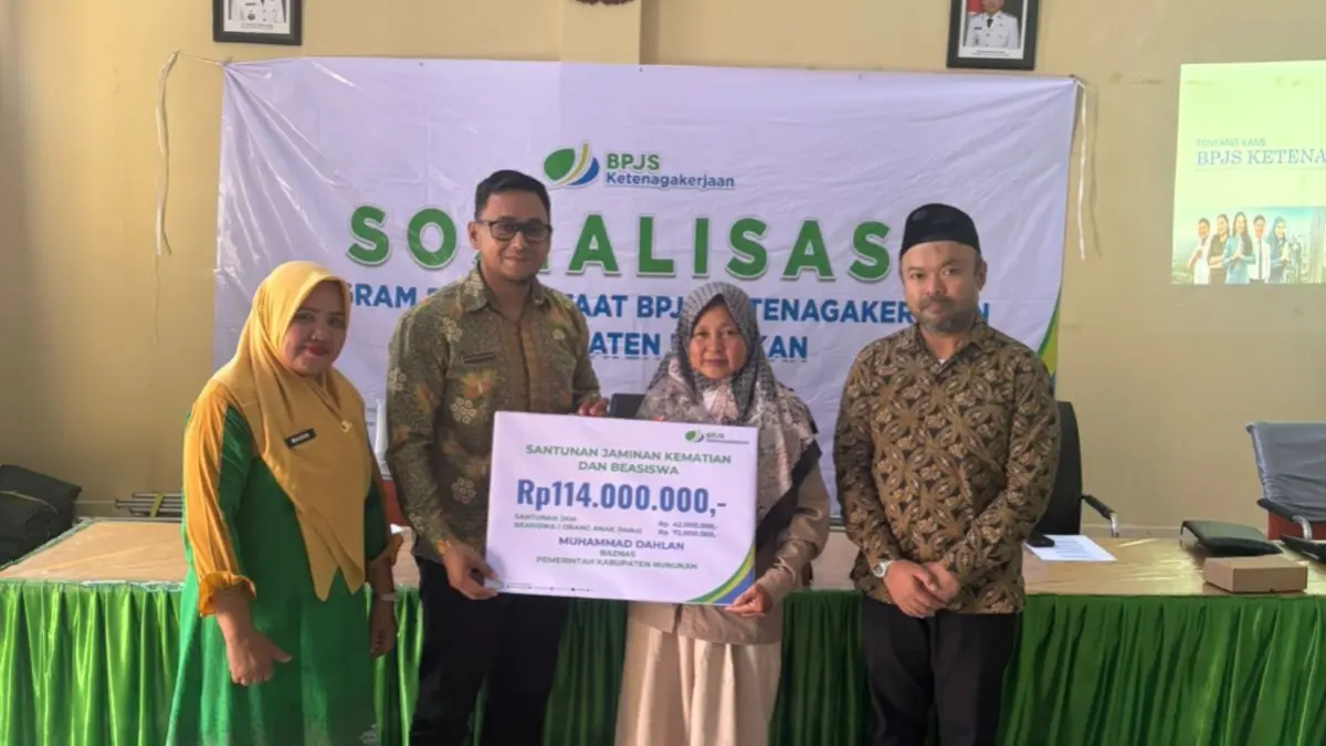 BPJS Ketenagakerjaan menyerahkan manfaat JKM serta manfaat beasiswa kepada satu orang anak dari ahli waris dengan total nilai mencapai Rp 114 juta.