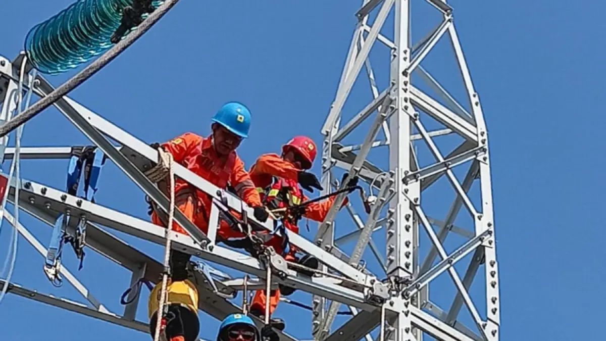  Dalam semangat Hari Kartini, PT PLN (Persero) UIP3B Kalimantan melalui ULTG Bandarmasih menegaskan peran strategis perempuan dalam menjaga keandalan listrik. 