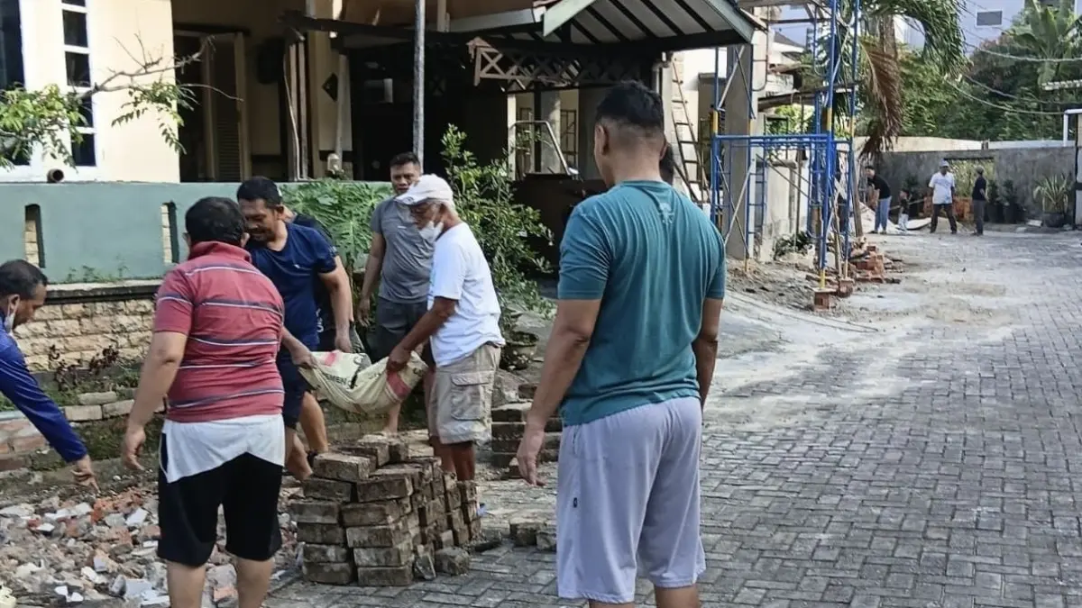 KEBERSAMAAN: Kerja bakti warga RT 15 Wika, Kota Balikpapan, Minggu, 26 April 2026.