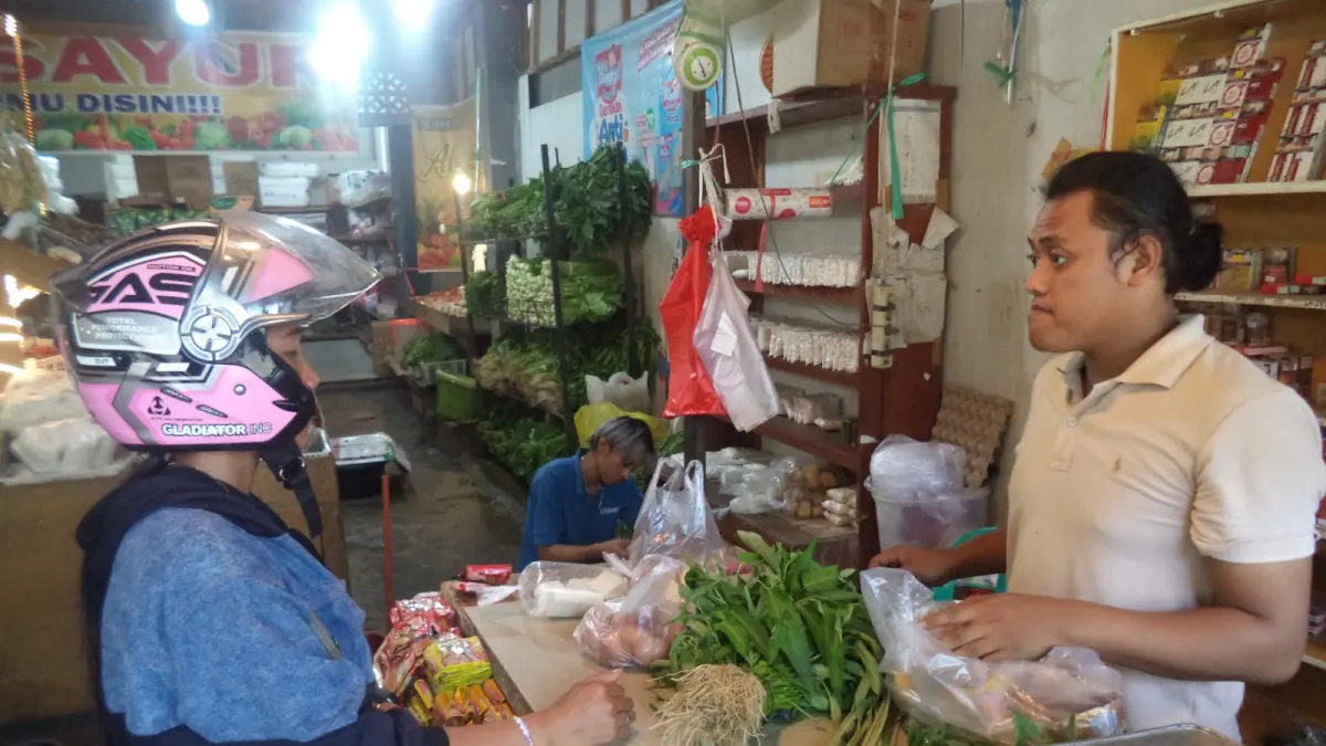 KENA IMBAS: Kenaikan harga plastik pembungkus menjadi perhatian pedagang di Penajam karena dianggap menggerus pendapatan harian mereka. AHMAD MAKI/KALTIM POST
