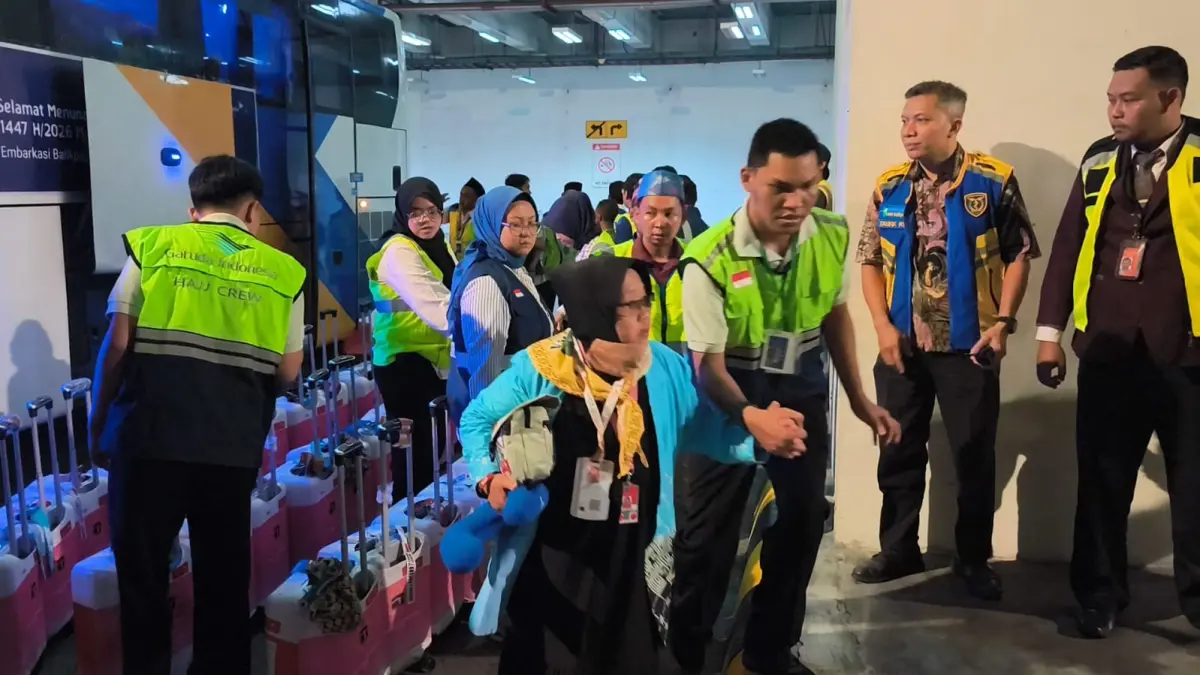 Sebanyak 359 jemaah haji yang tergabung dalam Kelompok Terbang (Kloter) 001 Embarkasi Balikpapan resmi diberangkatkan menuju Madinah, Arab Saudi, melalui Bandara Internasional Sultan Aji Muhammad Sulaiman (SAMS) Sepinggan, Sabtu (26/4/2026) malam.