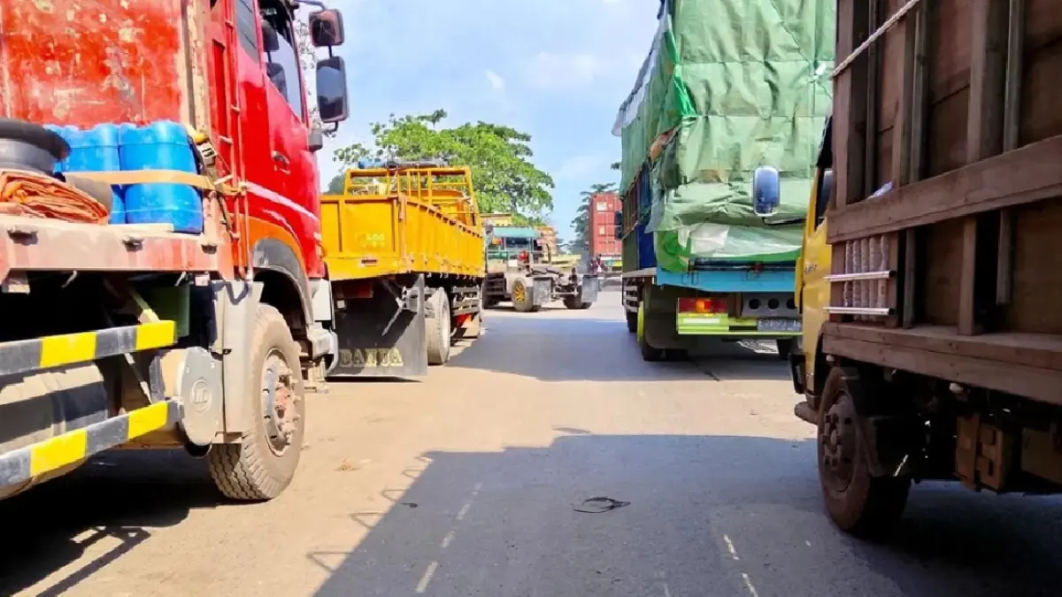 Antrean kendaraan mengular di SPBU kawasan Jalan Gubernur Subarjo, Banjarmasin, hingga memakan badan jalan. Sejumlah truk juga terlihat parkir di pinggir jalan, memperparah kemacetan dan memicu pengendara lain nekat melawan arus.