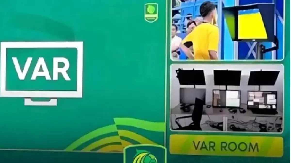 JANGGAL. Wasit saat melihato monitor VAR, tapi tiga wasit di ruangan justru tak ada di tempat.