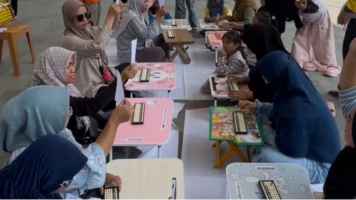KENALKAN: Gim belajar sempoa untuk orang tua di sela lomba mewarnai. ISTIMEWA