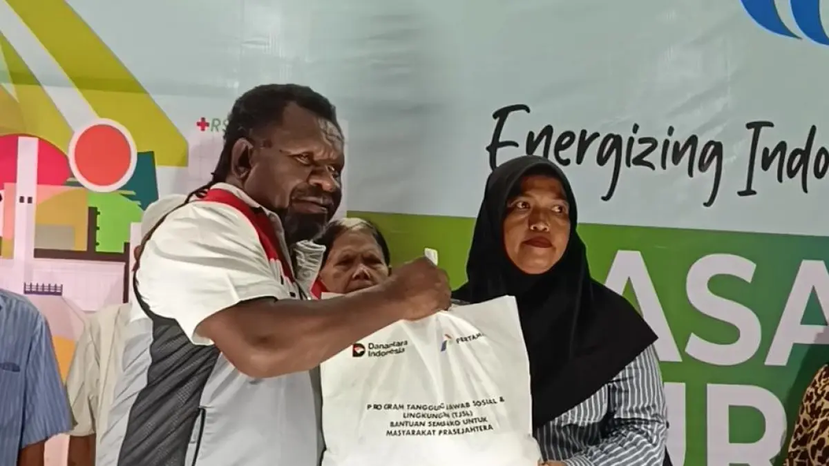 Manager Commrel & CSR Pertamina Patra Niaga Area Kalimantan, Edy Mangun saat menyerahkan secara simbolis paket sembako murah di kota Samarinda