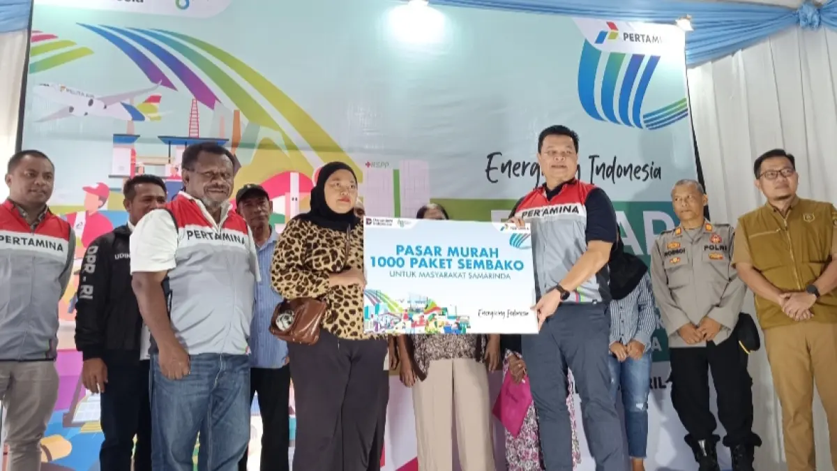 Manager CSR & SMEPPP Management I Pertamina Patra Niaga, Eko Kristiawan menyerahkan secara simbolis 1000 paket sembako saat gelar pasar Murah di kota Samarinda.