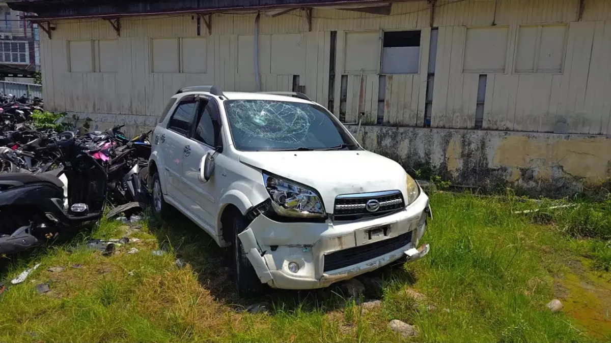Mobil Daihatsu Terios putih penyebab tabrakan di jalan sepanjang Jalan AW Syahrani, Samarinda Ulu hingga HAAM Riffadin, Loa Janan Ilir. (kis)