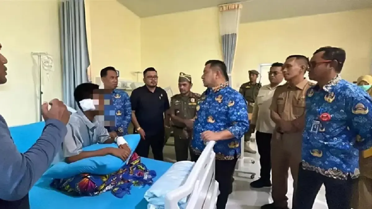 PERHATIAN: Bupati PPU, Mudyat Noor, tampak menjenguk pelajar yang sedang dirawat di RSUD RAPB PPU akibat telinganya digigit hingga putus. (IST./KP)
