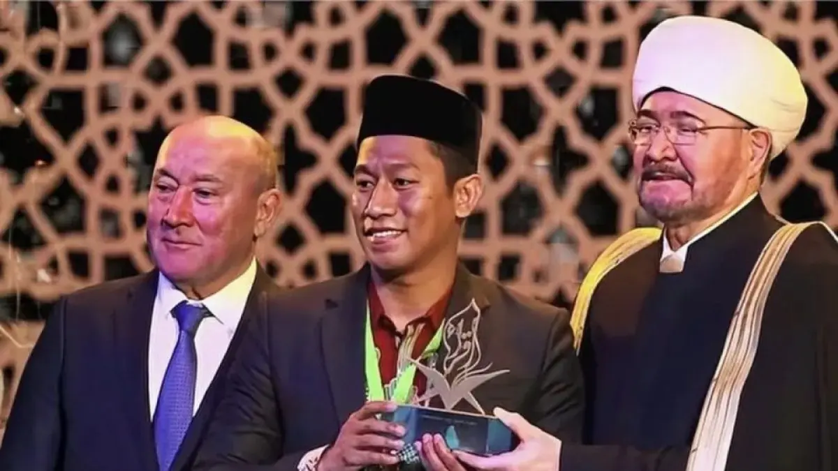 Qori berasal dari Kalimantan Timur, Imranul Karin, menerima tropi juara pertama pada ajang Musabaqah Tilawatil Quran (MTQ) Internasional 2026 di Kota Kazan, Rusia.
