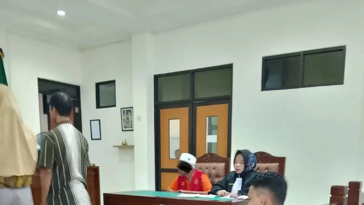 Sejumlah saksi diambil sumpah sebelum memberikan keterangan di hadapan majelis hakim. (Moeso Novianto)