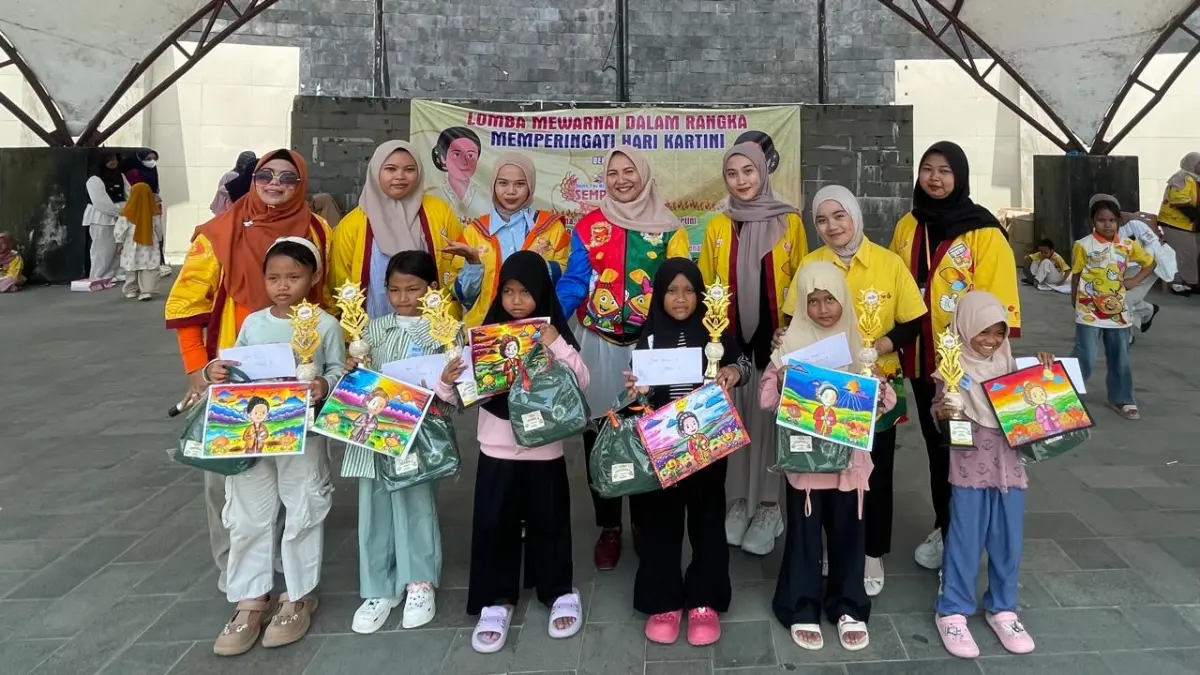 




SERU: Yusfa (tengah, belakang) bersama guru Sempoa SIP TC PPU dan pemenang lomba mewarnai di Alun-Alun Kantor Bupati PPU, Minggu, 26 April 2026. ISTIMEWA