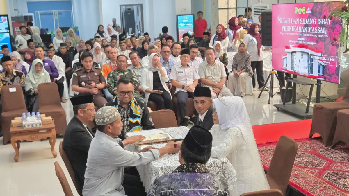 Bupati Kukar Aulia Rahman Basri menjadi saksi nikah pada kegiatan nikah massal di MPP Tenggarong (Elmo/Prokal.co)