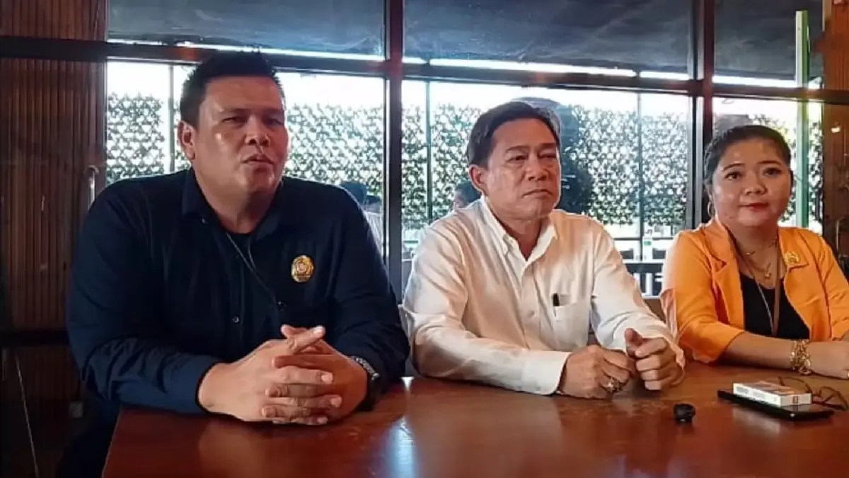 Imam Mutaji, Bruce Anzward dan Eka saat memberikan keterangan pada wartawan (foto: Moeso)

