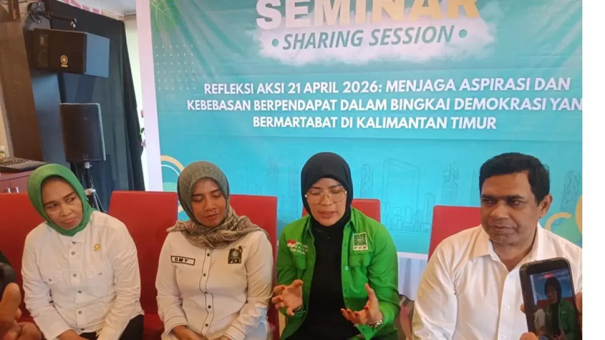 Ketua Fraksi PKB Damayanti (dua kanan) dan politisi PKB lainnya yang duduk di kursi DPRD Kaltim menggelar pertemuan dengan pengamat hukum dan mahasiswa untuk membahas pengguliran hak angket.