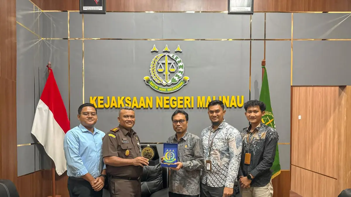 Manager PLN UPP KLT 2, Jefry Sambara Palelleng (tengah), bersama Kepala Kejaksaan Negeri Malinau, Dr. Fathur Rohman, S.H., M.H., dalam pertemuan koordinasi pengawalan proyek SUTT 150 kV Tidang Pale–Malinau di Kantor Kejaksaan Negeri Malinau.