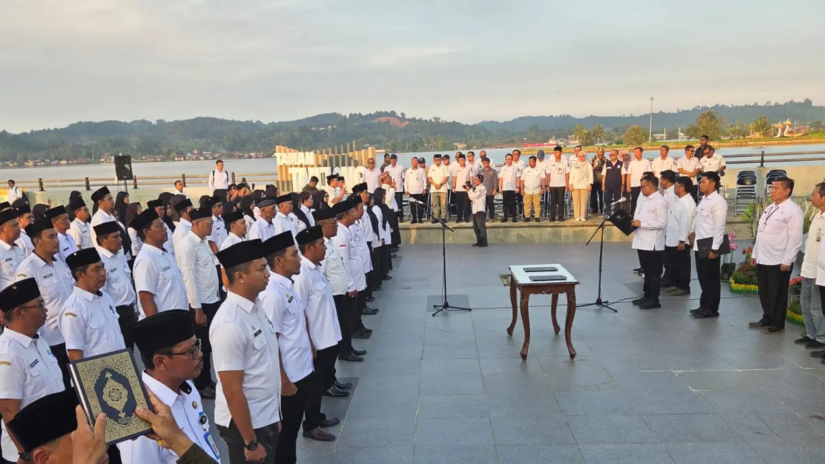 Pelantikan pejabat pengawas lingkungan Pemkab Kukar di Taman Tanjong Tenggarong (Elmo/Prokal.co)