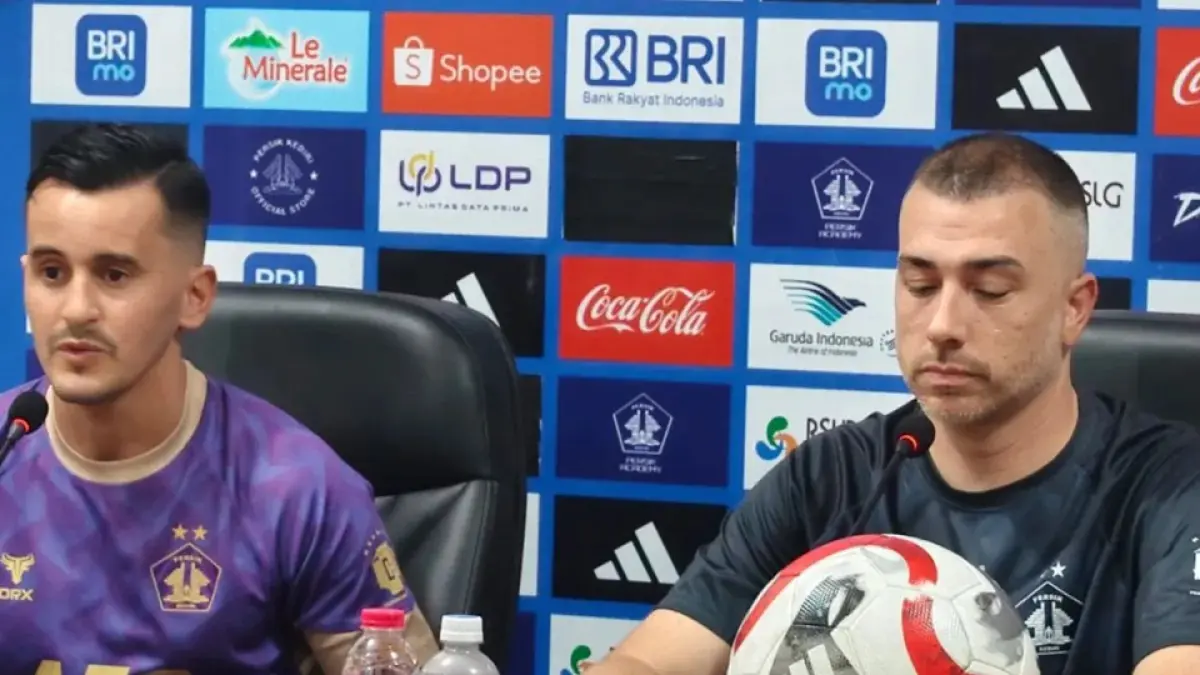 Pelatih Persik Kediri Marcos Reina Torres saat memberikan pernyataan kesiapan tim menghadapi Borneo FC di lanjutan kompetisi Super League 2025/2026 di Stadion Brawijaya, Kota Kediri.
