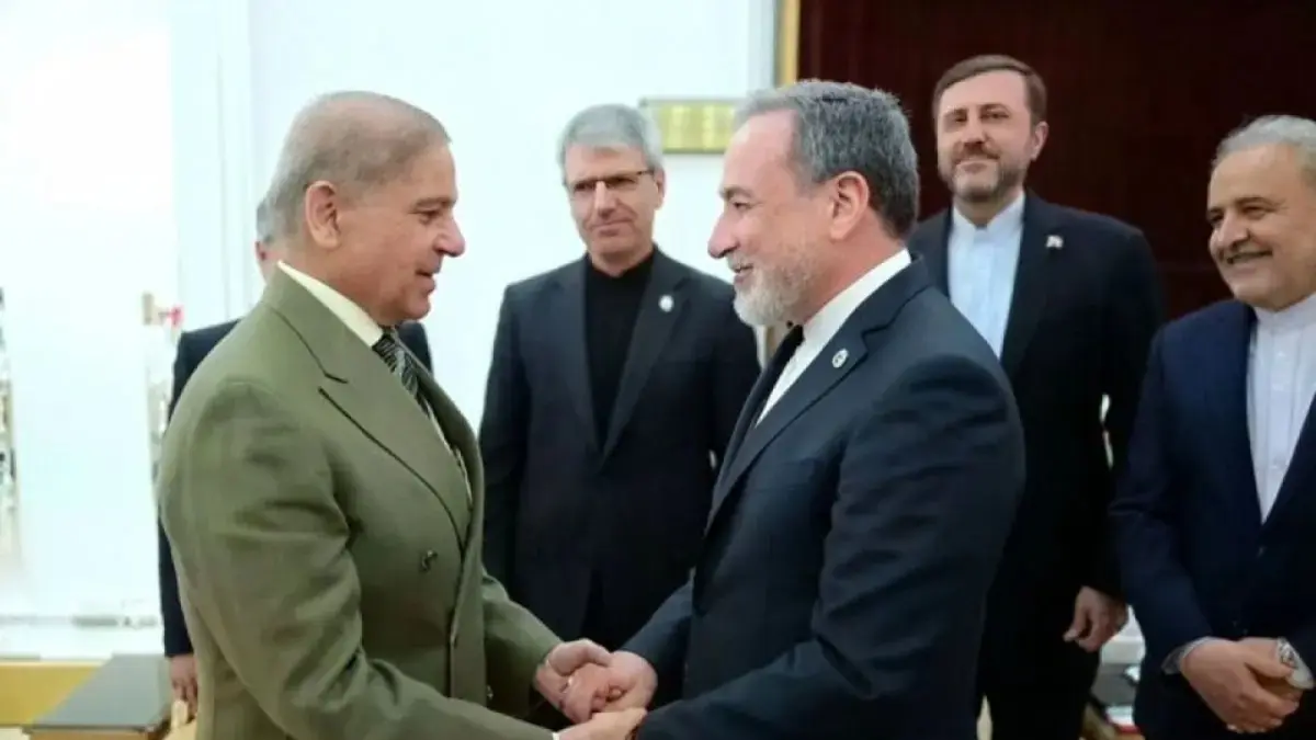 Perdana Menteri Pakistan Muhammad Shehbaz Sharif (kiri) berbicara dengan Menteri Luar Negeri Iran Seyed Abbas Araghchi di Islamabad.