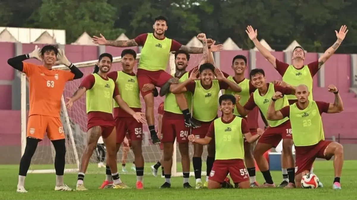 Skuad Borneo FC menjalani official training di Stadion Brawijaya, Kediri, Selasa (28/4).