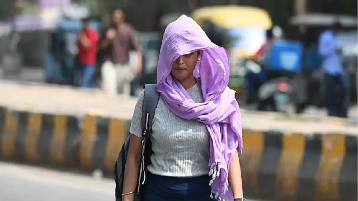 Warga New Delhi menutupi kepalanya dengan kain karena panas.