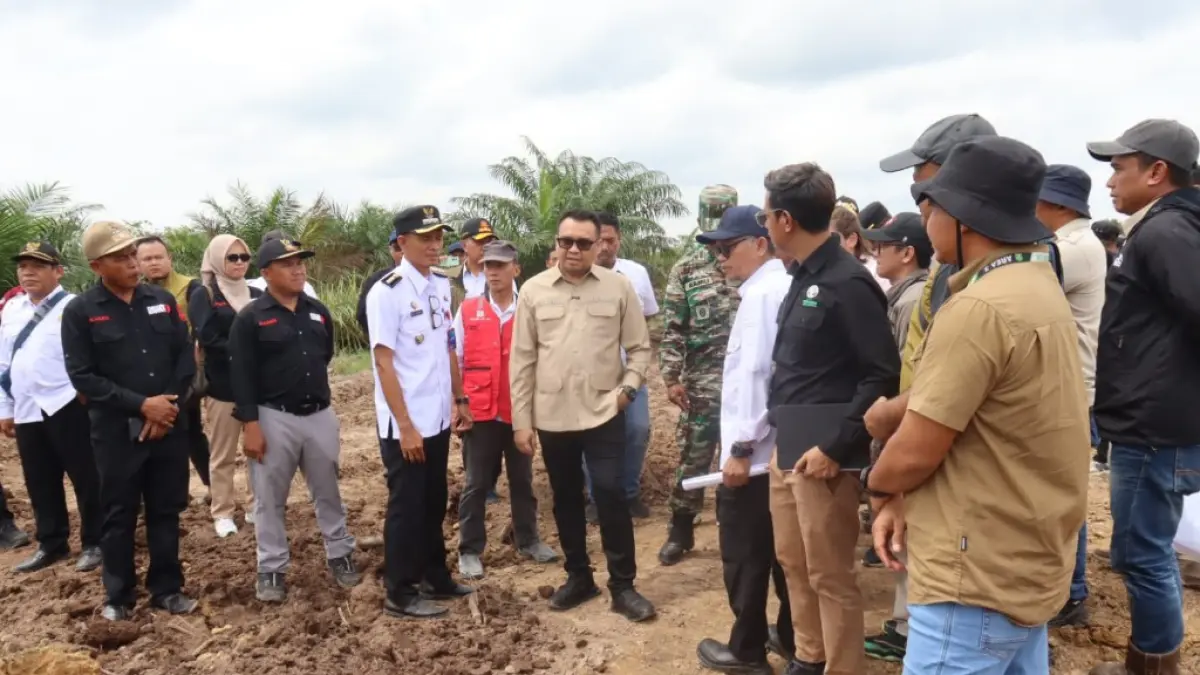 Bupati Kukar Aulia Rahman Basri meninjau jalan penghubung menuju Kutai Timur (Istimewa)