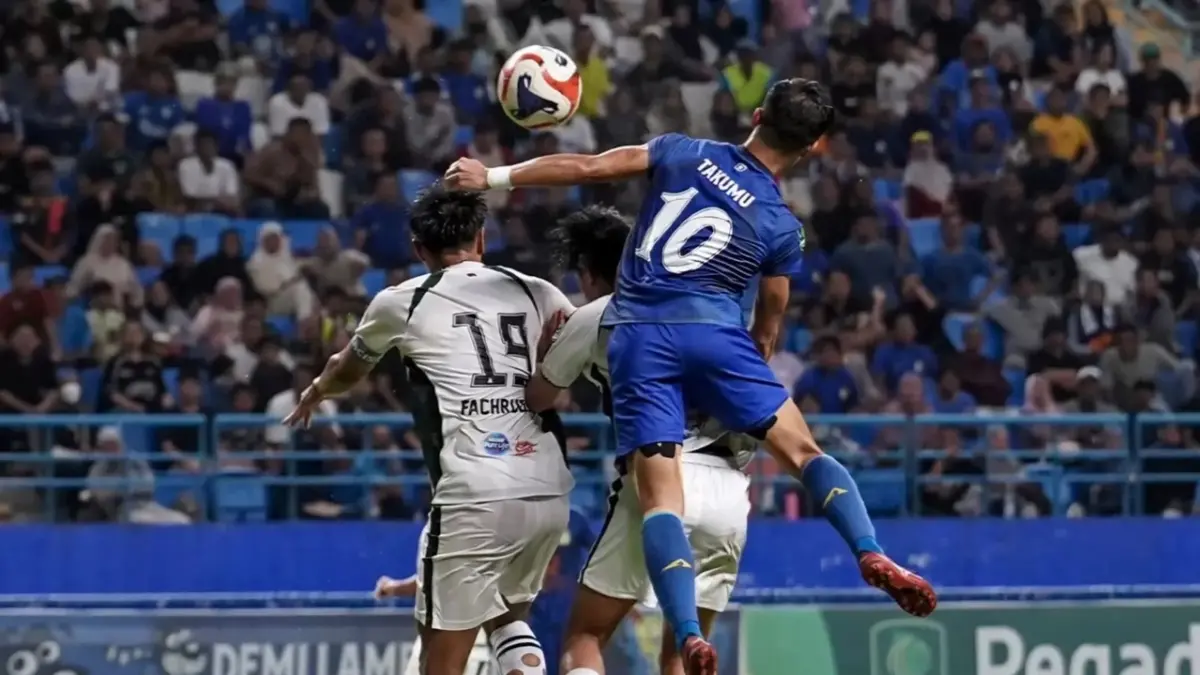 Duel udara sengit mewarnai laga antara Persiba Balikpapan dan PSS Sleman di Stadion Batakan, Minggu (26/4/2026)