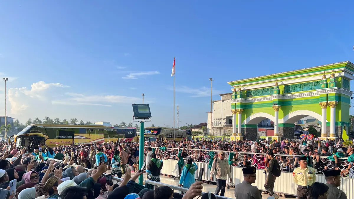 KE TANAH SUCI: Momen pelepasan jamaah kloter 3 asal Paser di halaman Masjid Agung Nurul Falah, Tanah Grogot, Kabupaten Paser, Rabu, 29 April 2026. M NAJIB/KALTIM POST
