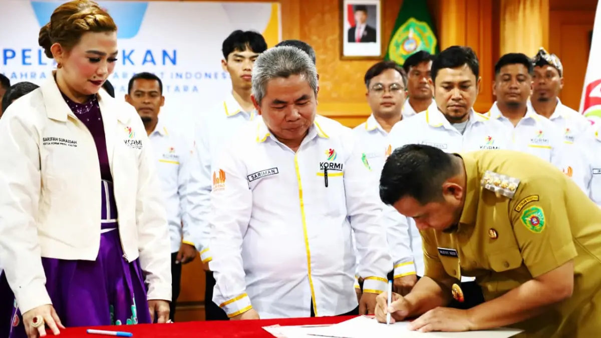 KEJAR KEBAHAGIAAN: Ketua Kormi PPU, Sariman, menyaksikan penandatanganan oleh Bupati PPU, Mudyat Noor, terkait pelantikan 27 pengurus baru di PPU. ISTIMEWA