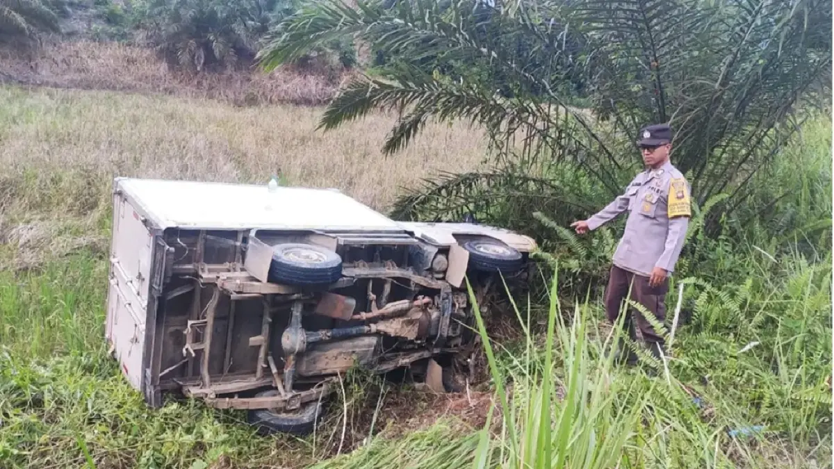Mobil box bermuatan es krim terperosok ke parit usai menghindari lubang di Jalan Rawak–Nanga Taman.
