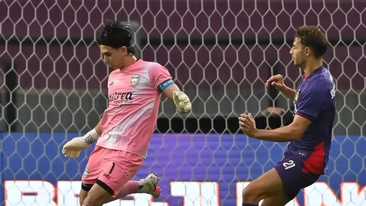 Nadeo Argawinata menjadi penyelamat di bawah mistar gawang saat menghadapi Persik Kediri kemarin sore.