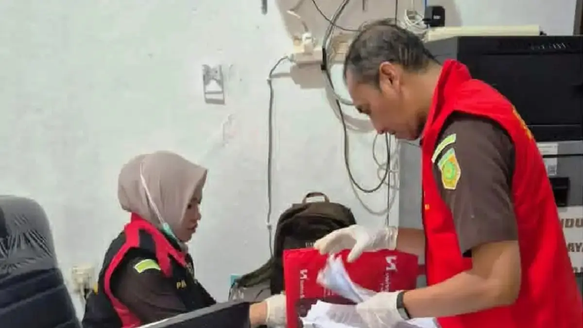 Tim Kejari Palangka Raya saat mencari barang bukti di Kantor KPU setempat, Selasa (28/4).(istimewa/Kejari Palangka Raya)
