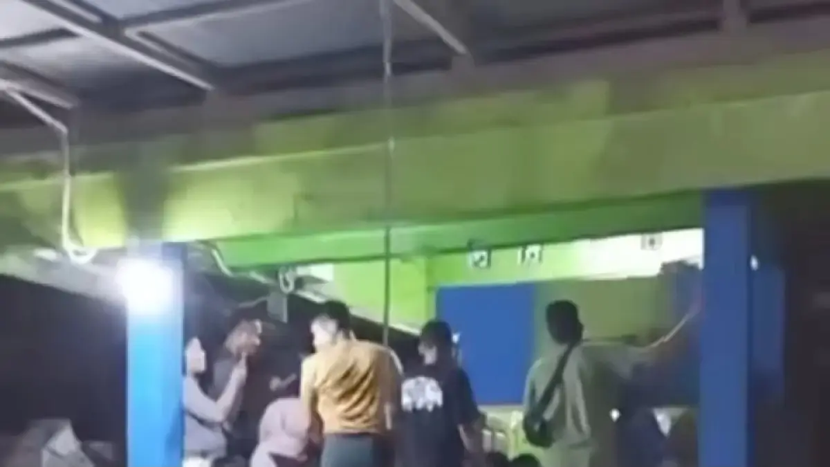 Massa saat berkerumun ketika pelaku pencurian tertangkap. Sempat terjadi aksi main hakim sendiri karena warga kesal dengan pelaku. (warga/radar sampit)