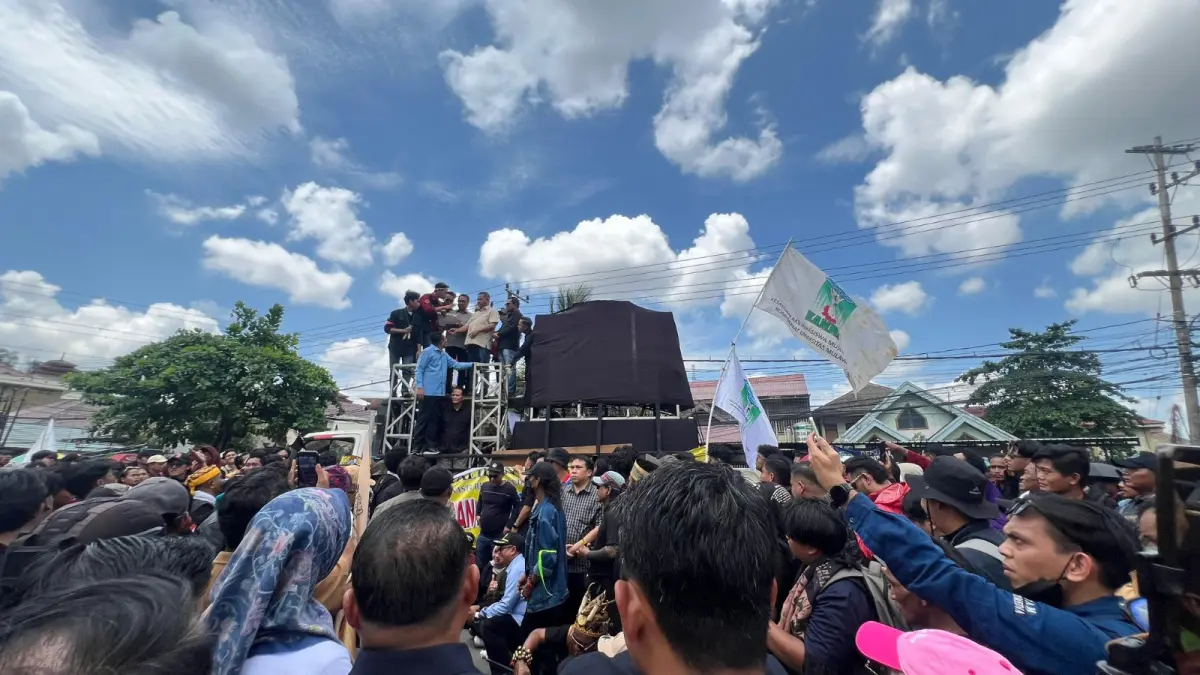 Perwakilan DPRD Kaltim ketika menerima aksi massa dari Aliansi Rakyat Kaltim saat demonstrasi besar 21 April 2026.