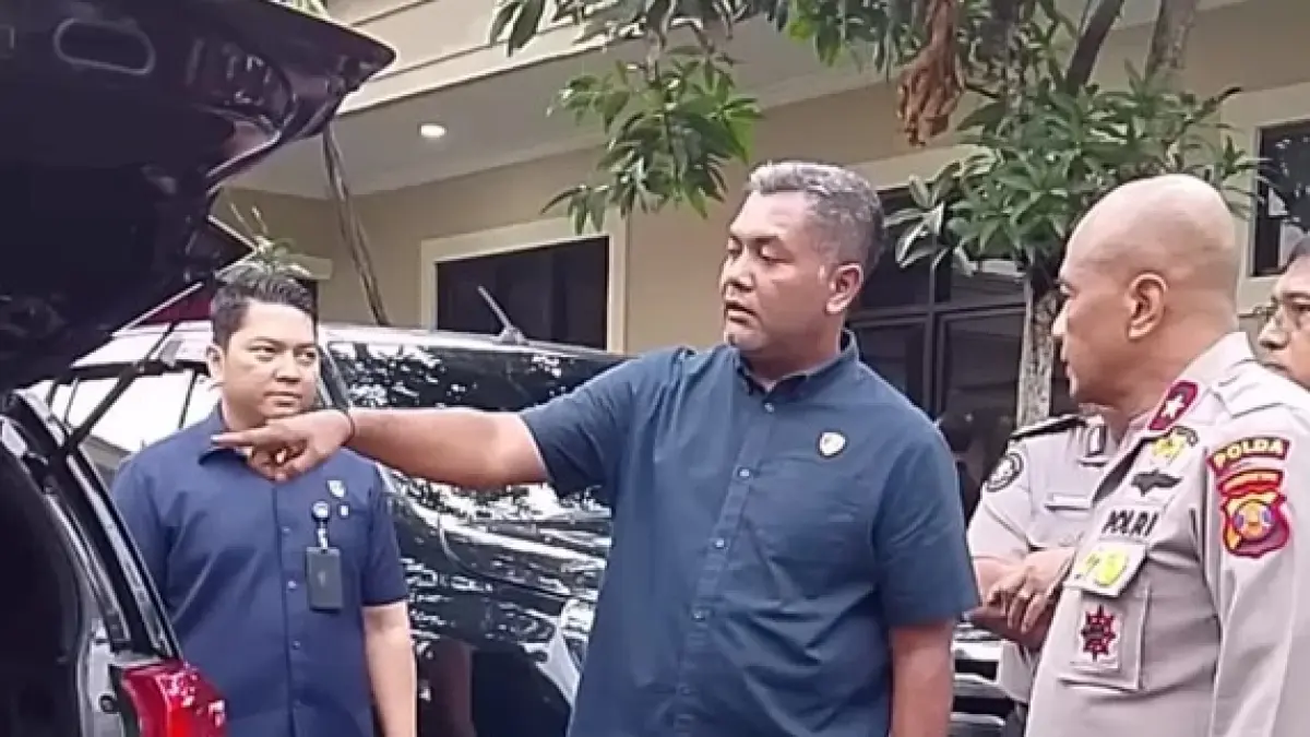 Wakapolda Kaltim meninjau barang bukti BBM subsidi yang diamankan di Mapolda Kaltim. (Moeso Novianto)