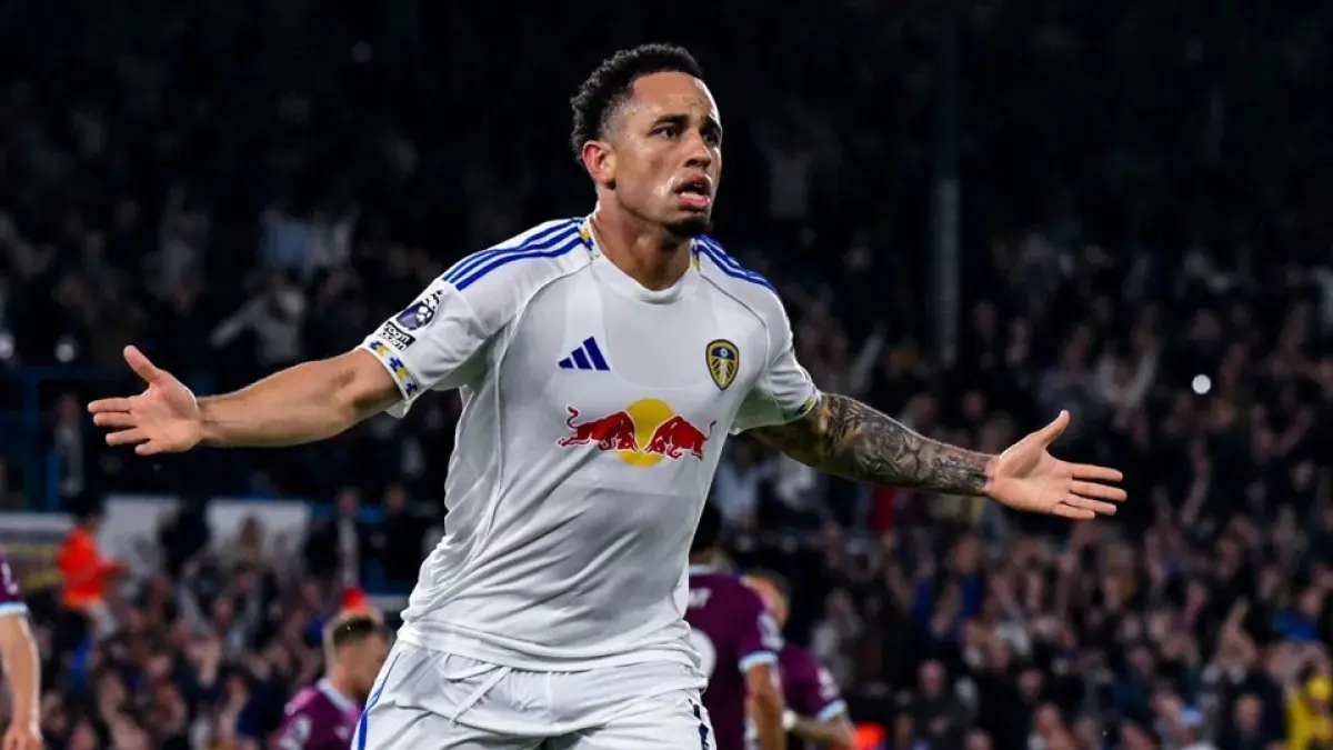 Penyerang Leeds United Noah Okafor merayakan keberhasilannya mencetak gol pada pertandingan Liga Inggris menghadapi Burnley di Stadion Elland Road, Leeds, Jumat (1/5/2026) waktu setempat. (x.com/LUFC)