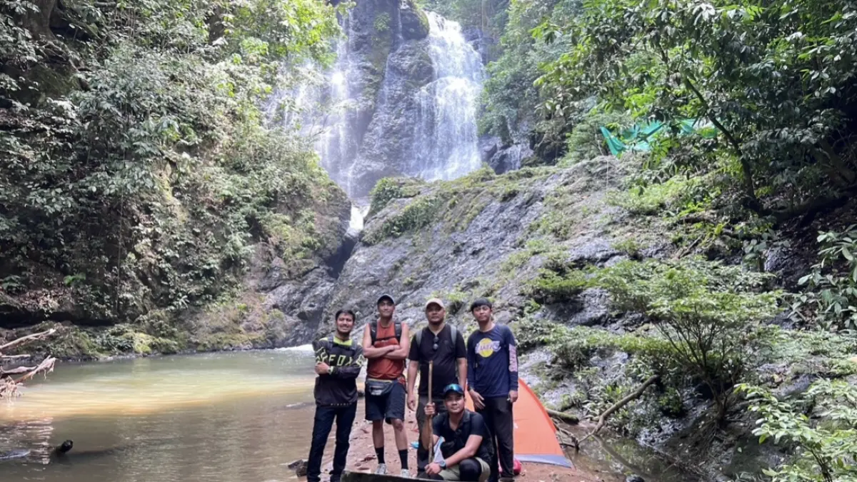 PERSIAPAN MATANG: Menuju Air Terjun Doyam Sondong di Desa Tiwei, Kecamatan Long Ikis, Kabupaten Paser, perlu persiapan fisik dan perlengkapan yang ekstra. ISTIMEWA