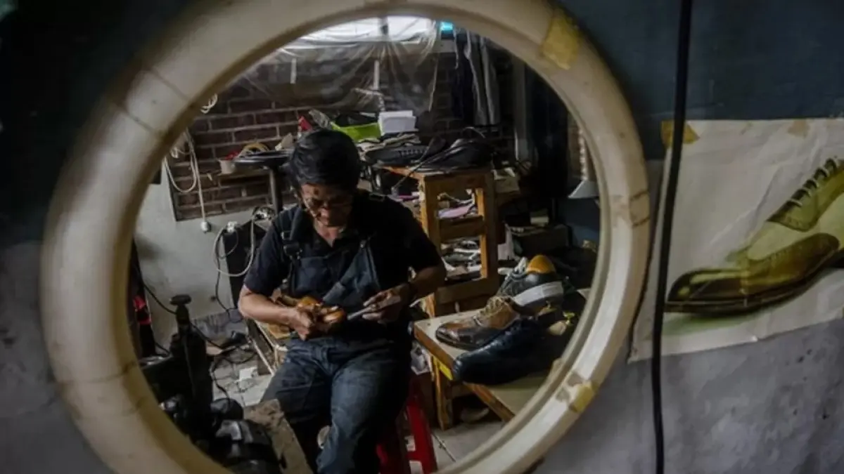 Ancaman pemutusan hubungan kerja (PHK) terhadap buruh Indonesia belum benar-benar berhenti sejak pandemi covid-19 mengguncang perekonomian pada 2020. Ilustrasi. (ANTARA FOTO/NOVRIAN ARBI).