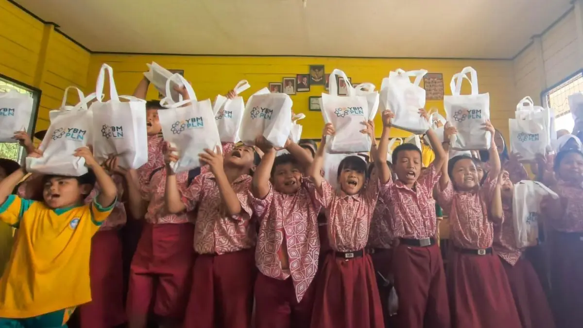 Sorak gembira dan wajah-wajah penuh antusias memenuhi kelas saat bingkisan diterima. Di momen sederhana ini, kebahagiaan hadir begitu tulus dan semangat belajar pun ikut tumbuh bersama.