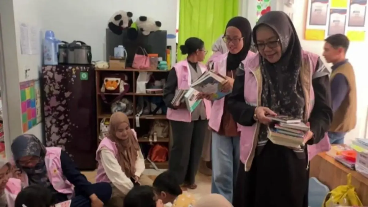 Srikandi PLN UIP3B Kalimantan menyerahkan buku bacaan anak, menambah teman belajar baru bagi anak-anak di kelas.