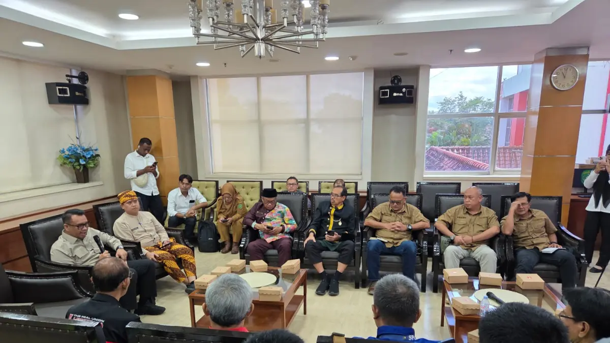 Audiensi serikat buruh bersama Bupati Kukar Aulia Rahman Basri (Elmo/Prokal.co)