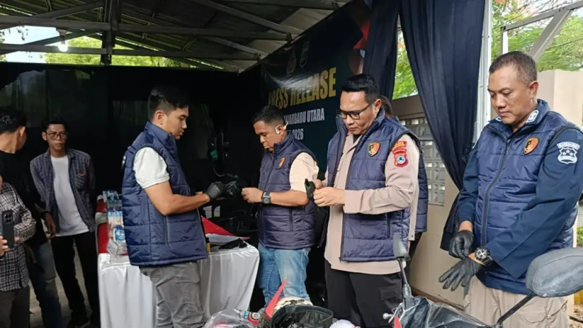 Jajaran Polres Banjarbaru saat menyampaikan keterangan resmi terkait kejadian pembunuhan Ustazah HN.(Foto: Sheilla Farazela/Radar Banjarmasin)