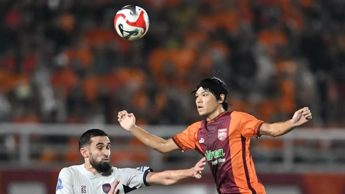Kei Hirose berduel dengan Javlon Guseynov pada laga Selasa malam di Stadion Segiri.