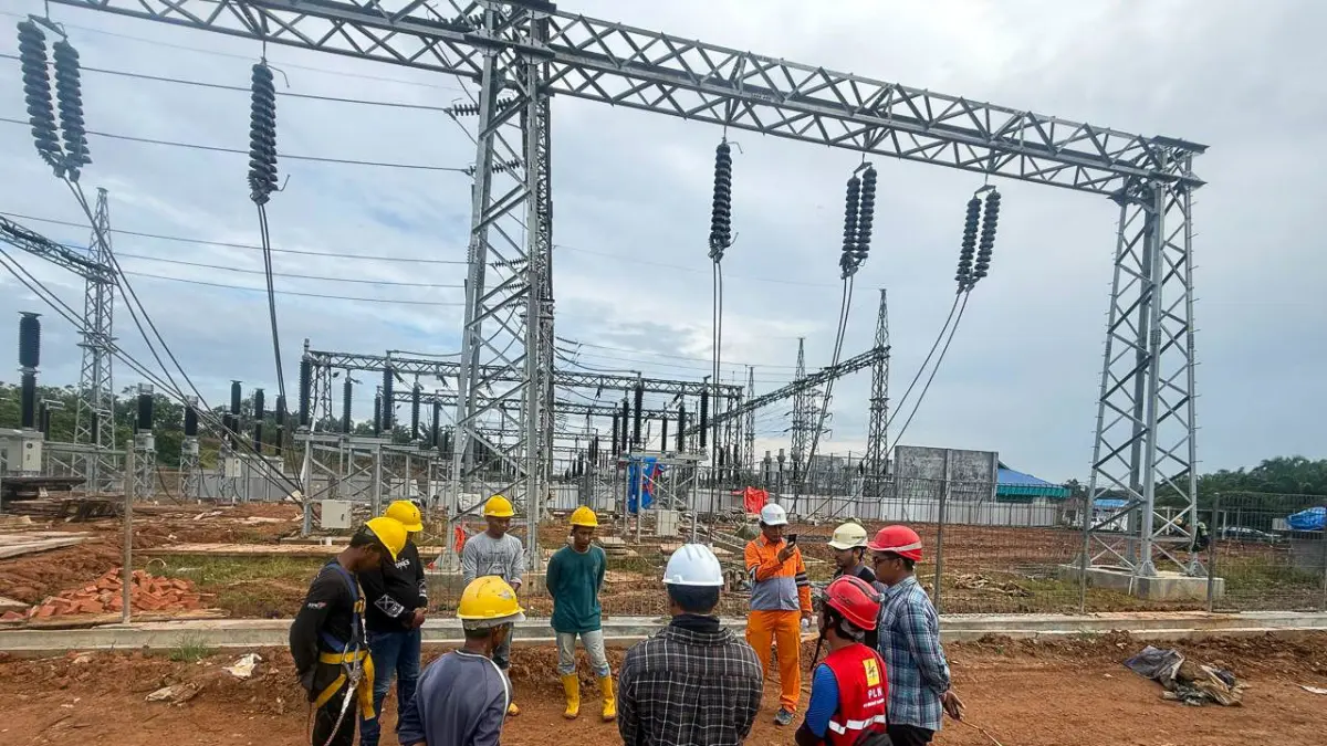 Tim PLN UIP KLT bersama pekerja proyek melakukan koordinasi lapangan di area pembangunan GI 150 kV Grogot, Kabupaten Paser, untuk memastikan tahapan pekerjaan berjalan sesuai prosedur dan standar K3.
