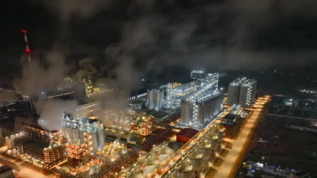 Fasilitas smelter alumina milik PT Borneo Alumina Indonesia di Kabupaten Mempawah pada malam hari. Keberadaan smelter ini menjadi salah satu pendorong pertumbuhan sektor industri pengolahan di Kalimantan Barat, sekaligus memperkuat hilirisasi bauksit nasional.  (FOTO INALUM)

 