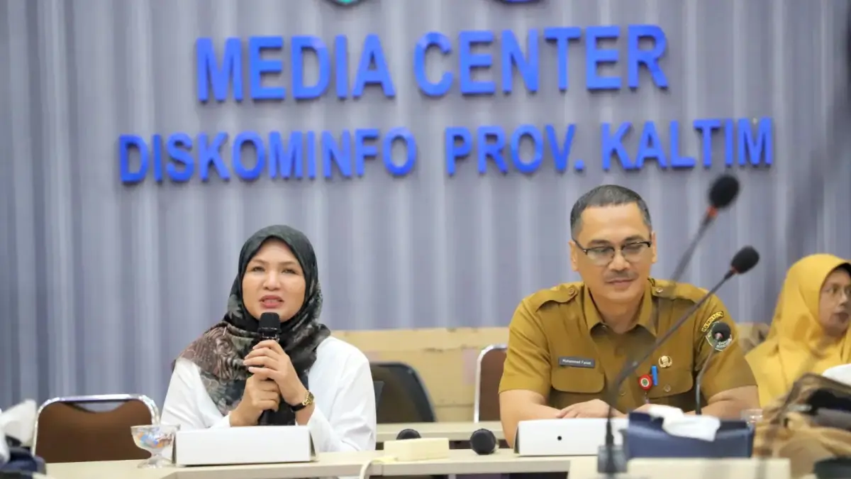  Pelaksana Tugas (Plt) Kepala Biro Umum Setdaprov Kaltim, Astri Intan Nirwany (kiri).