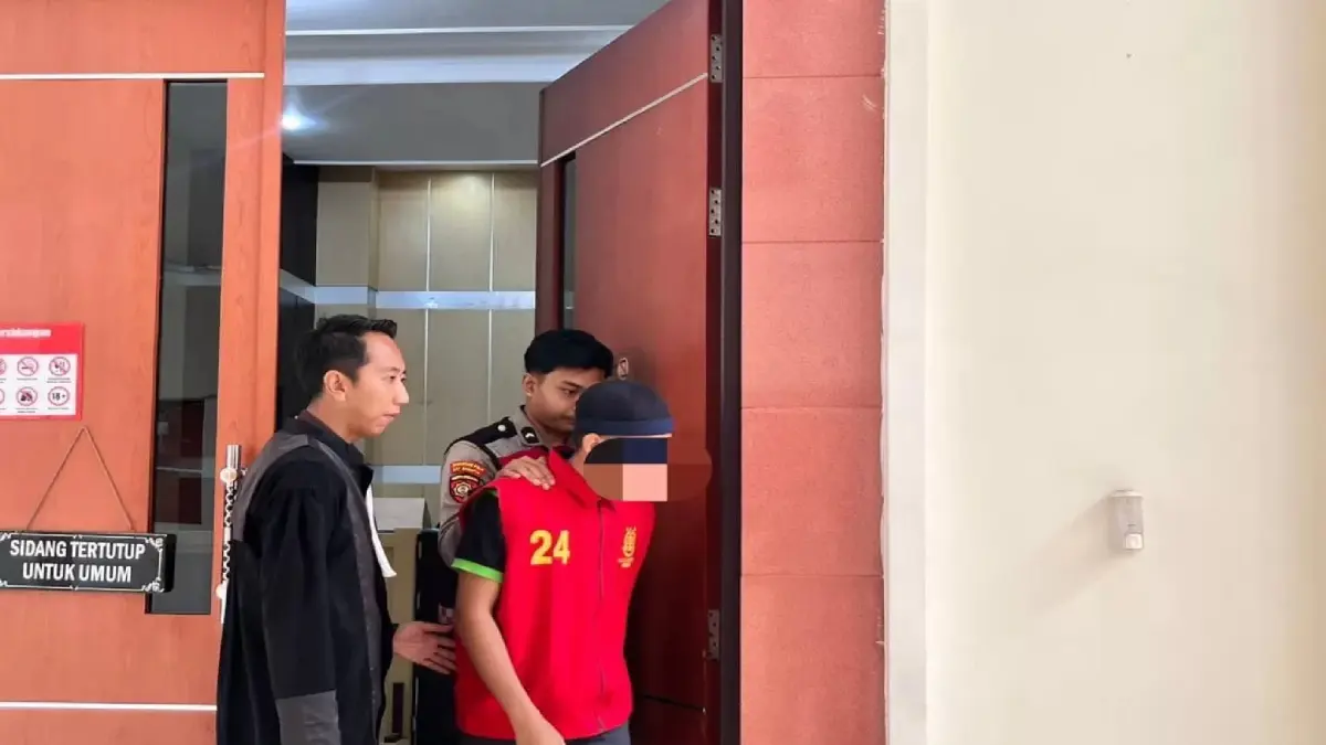 Pelaku predator anak An tampak lemas saat digiring petugas di Pengadilan Negeri Tanjung Redeb. Dalam sidang pembacaan tuntutan, mantan publik figur di kalangan anak muda ini dituntut 9 tahun.