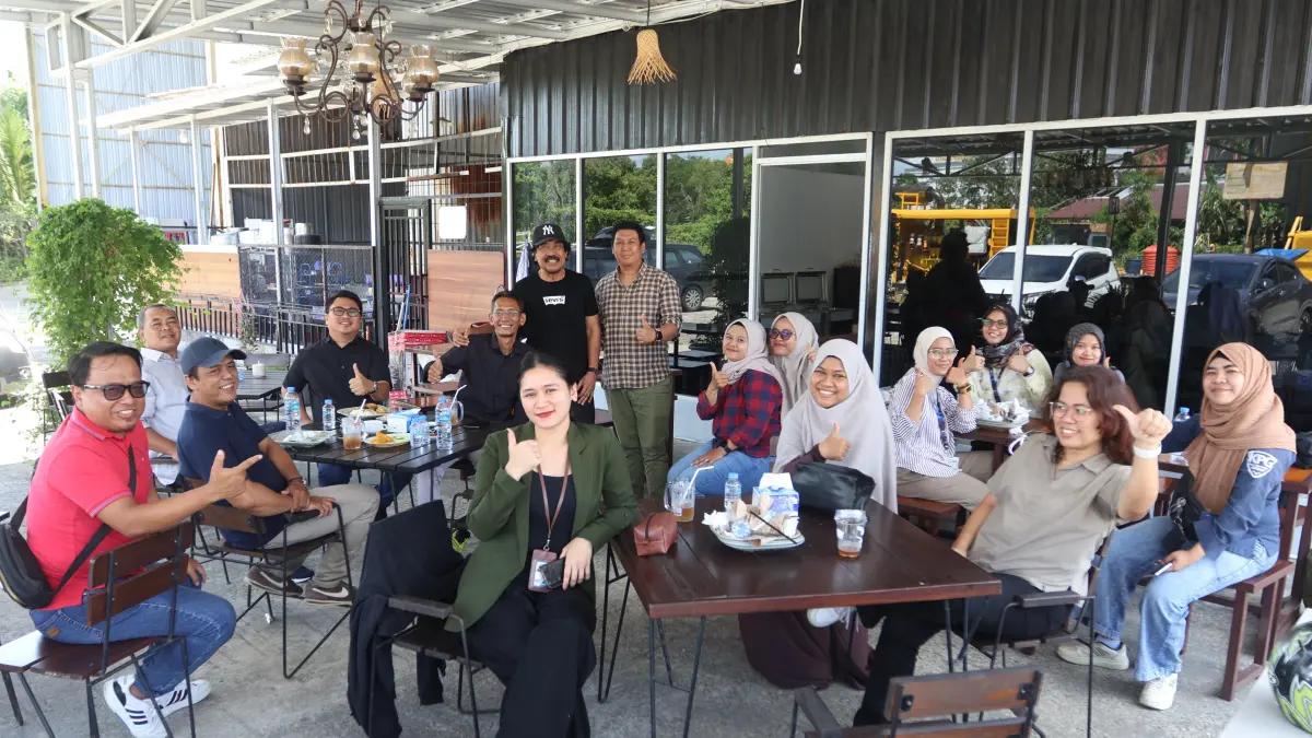 SANTAP SIANG: Bambang Janu Isnoto (berdiri, pakai topi) bersama karyawan Kaltim Post Group yang mampir ke warungnya, Rabu, 6 Mei 2026. ANGGI PRADITHA/KALTIM POST